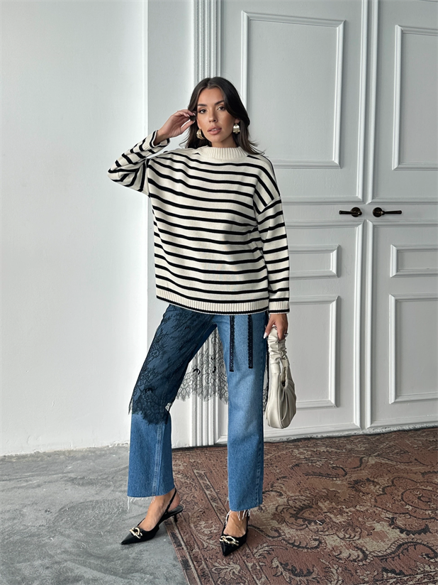 Omzu Düğme Detay Çizgili Kazak - Beyaz