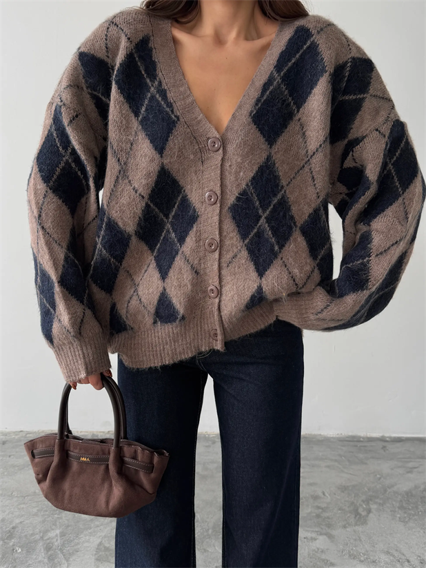 V Yaka Baklava Desenli Düğmeli Hırka - Vizon