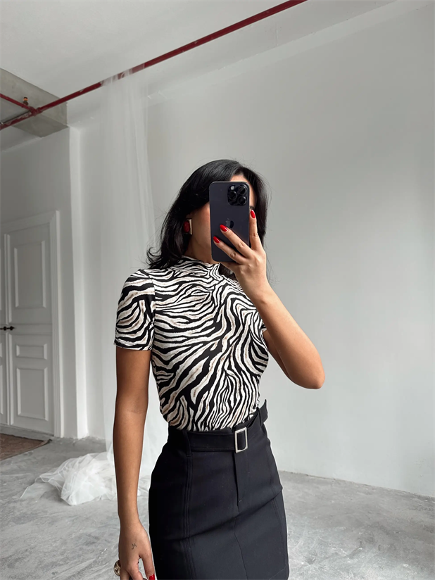 Dik Yaka Desenli Kısa Kol Bluz Kaplan Desen - Kaplan Desen