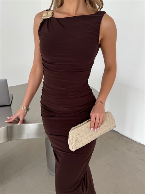 Sırtı Açık Omuz Toka Detaylı Elbise - Kahve