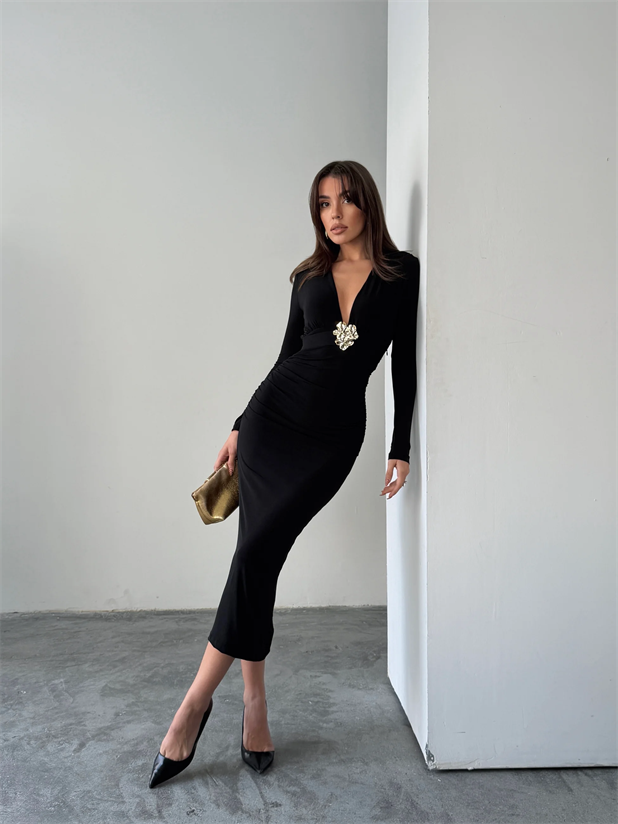 Derin V Yaka Tokalı Midi Elbise - Siyah