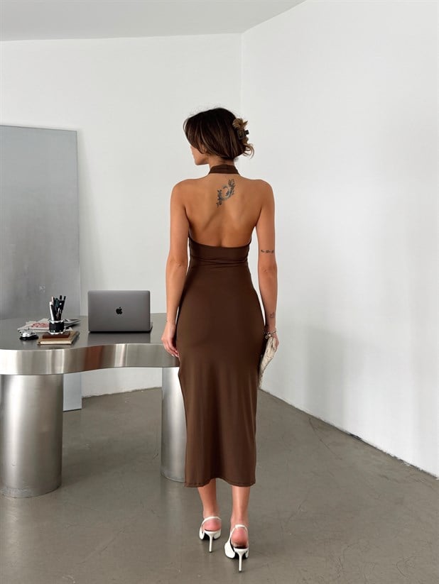 Sırtı Açık Boyun Detaylı Elbise - Kahve