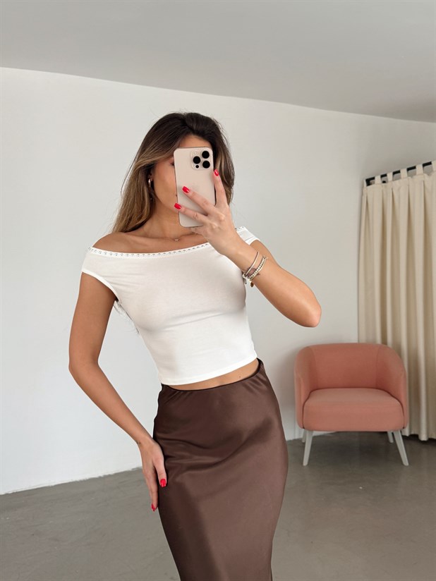 Kayık Yaka Zımbalı Crop Bluz - Ekru