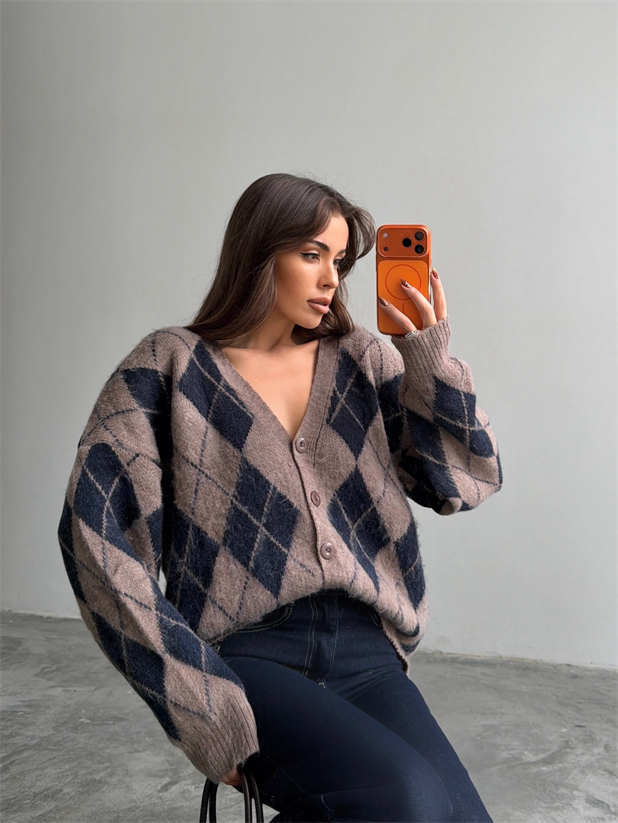 V Yaka Baklava Desenli Düğmeli Hırka - Vizon