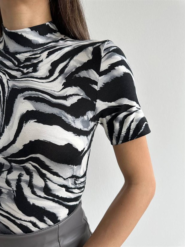 Dik Yaka Desenli Kısa Kol Bluz Batik - Batik Desen