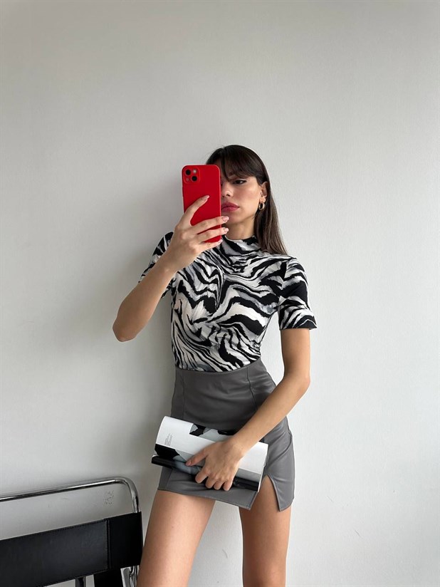 Dik Yaka Desenli Kısa Kol Bluz Batik - Batik Desen