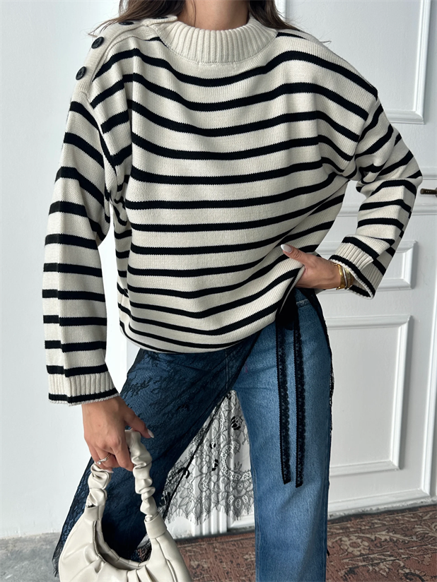 Omzu Düğme Detay Çizgili Kazak - Beyaz