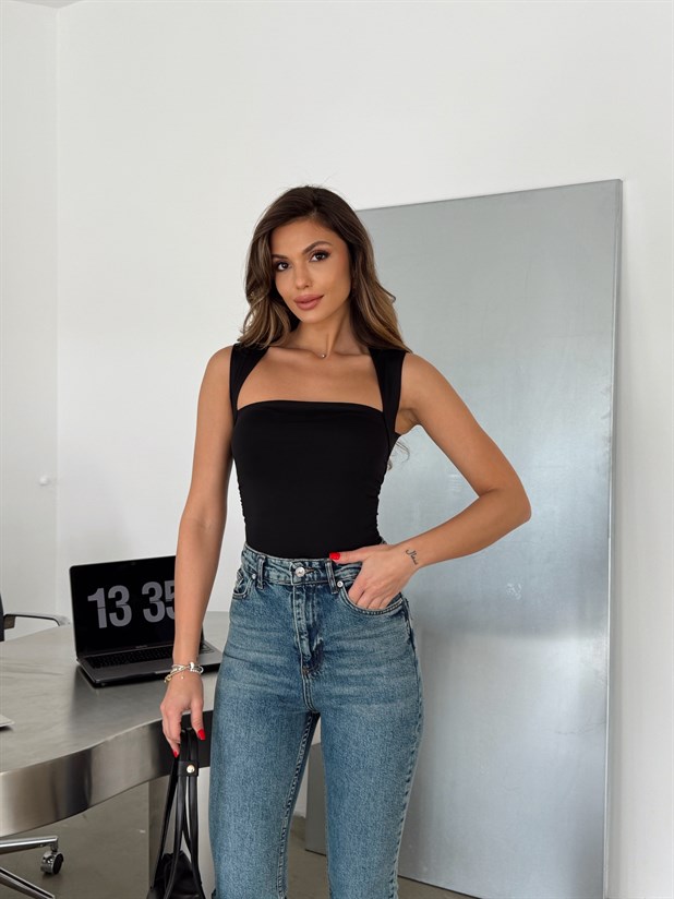 Büzgülü Kare Yaka Bluz - Siyah