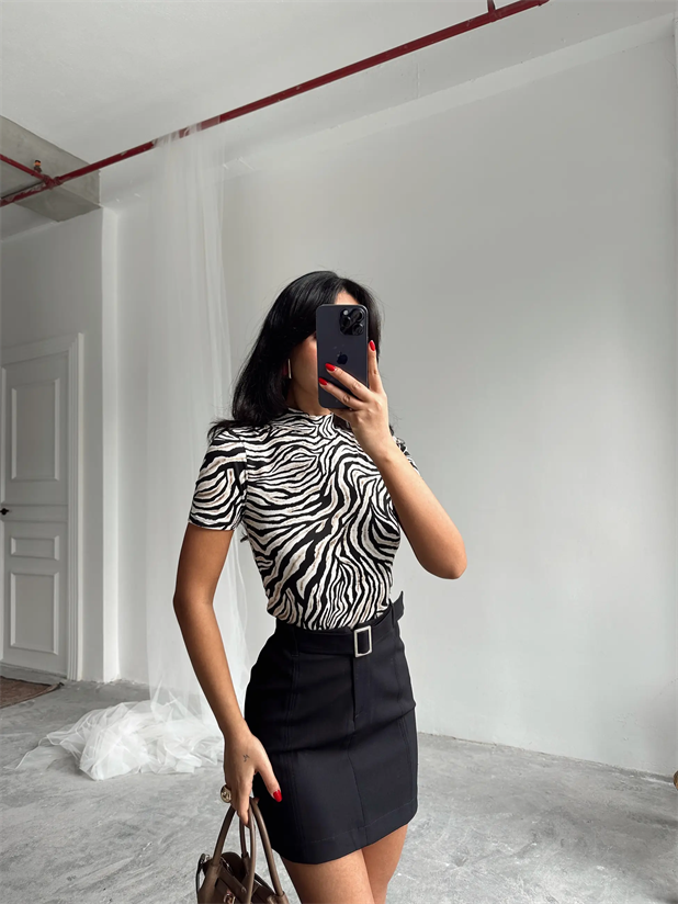 Dik Yaka Desenli Kısa Kol Bluz Kaplan Desen - Kaplan Desen