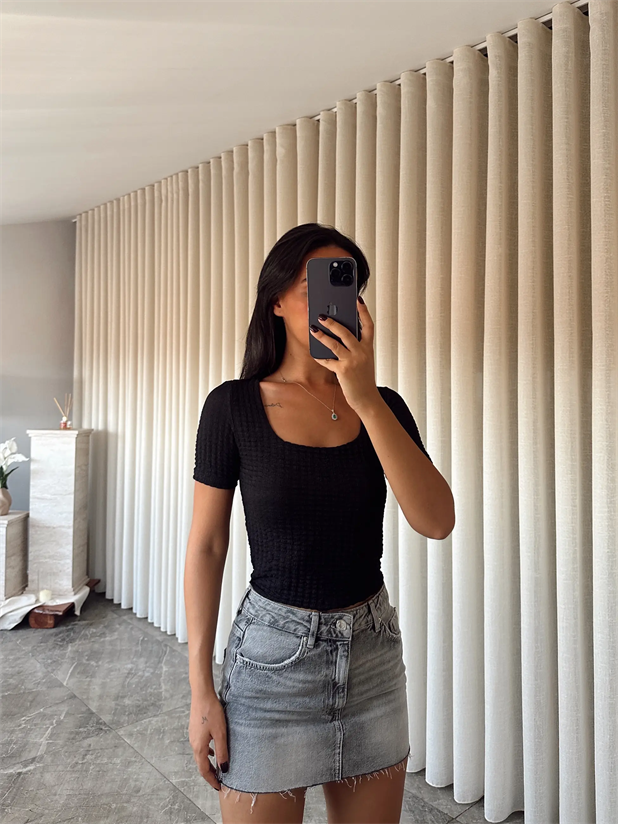 Kare Yaka Kabartmalı Crop - Siyah