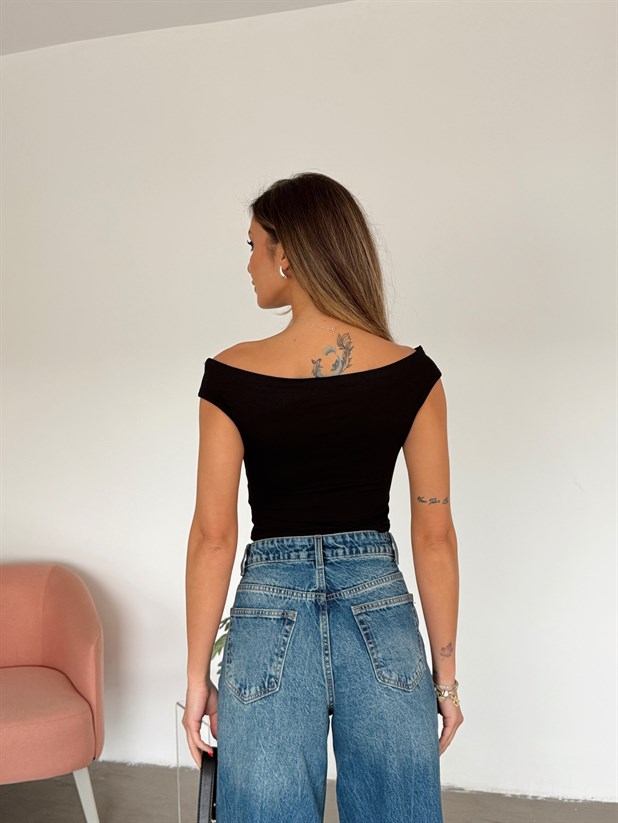 Kayık Yaka Zımbalı Crop Bluz - Siyah