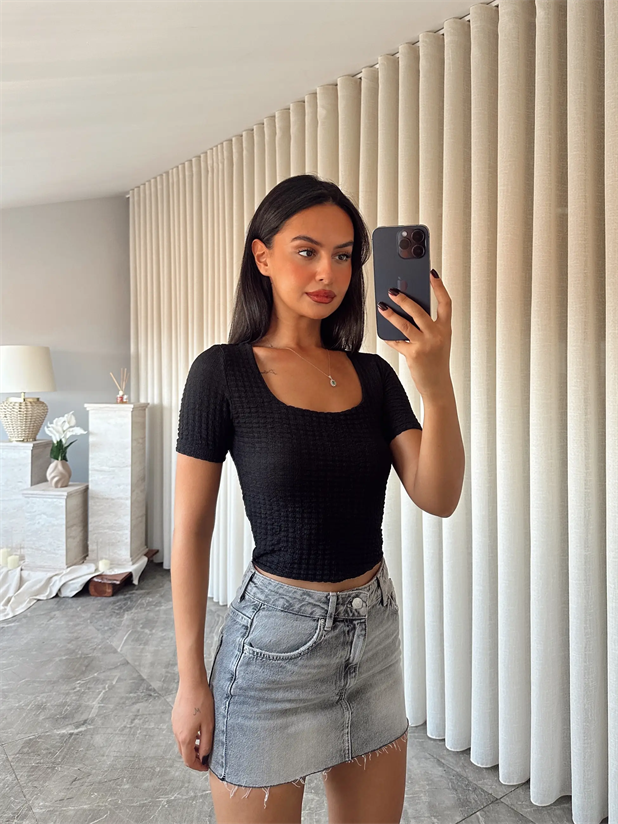Kare Yaka Kabartmalı Crop - Siyah