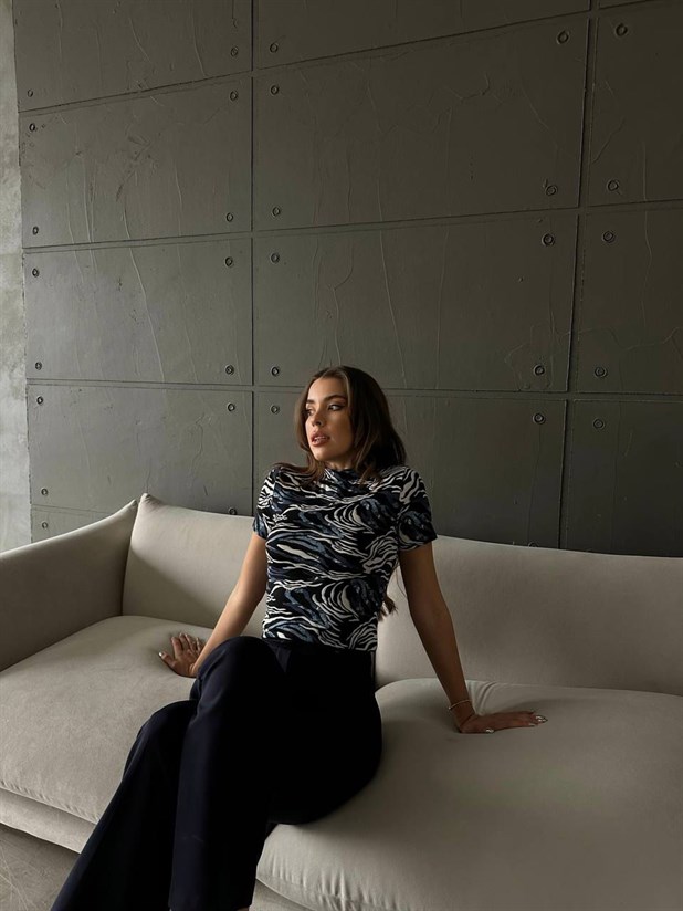 Dik Yaka Desenli Kısa Kol Bluz - Mavi Batik