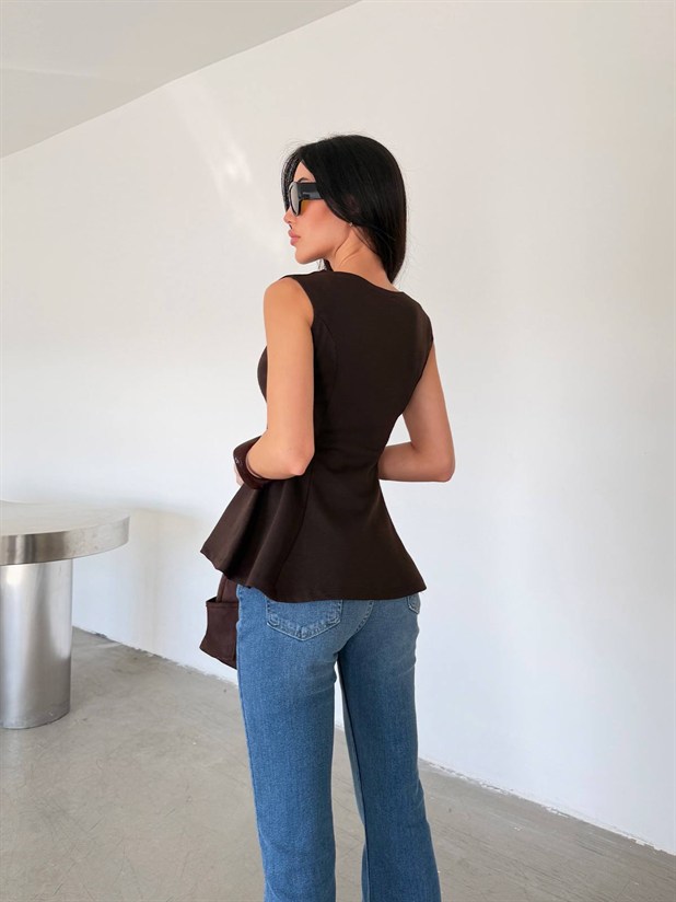 Altı Volanlı Sıfır Kol Bluz - Kahve