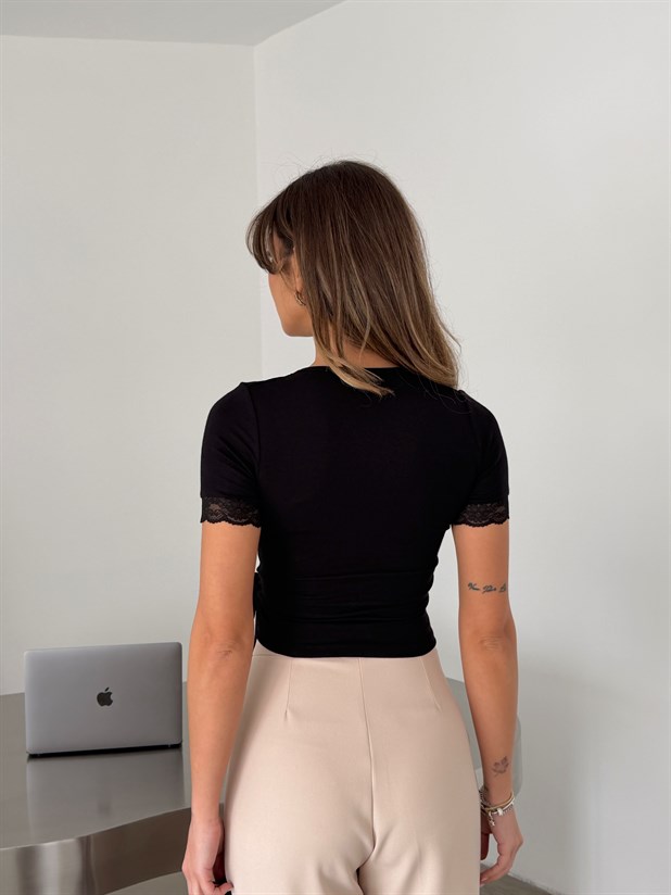 Kruvaze Bağlamalı Dantel Detaylı Bluz - Siyah