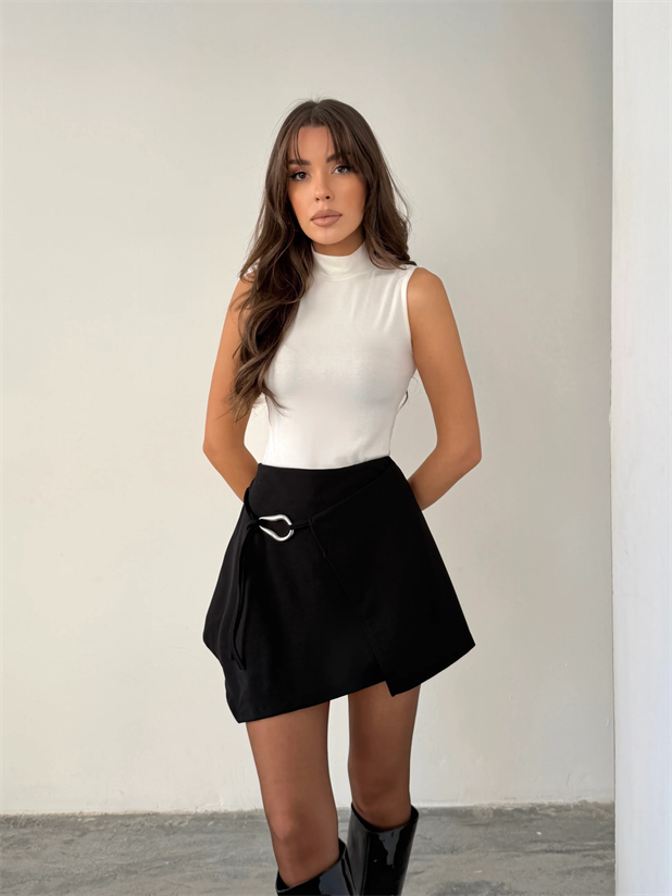 Yanı Tokalı Asimetrik Şort Etek - Siyah