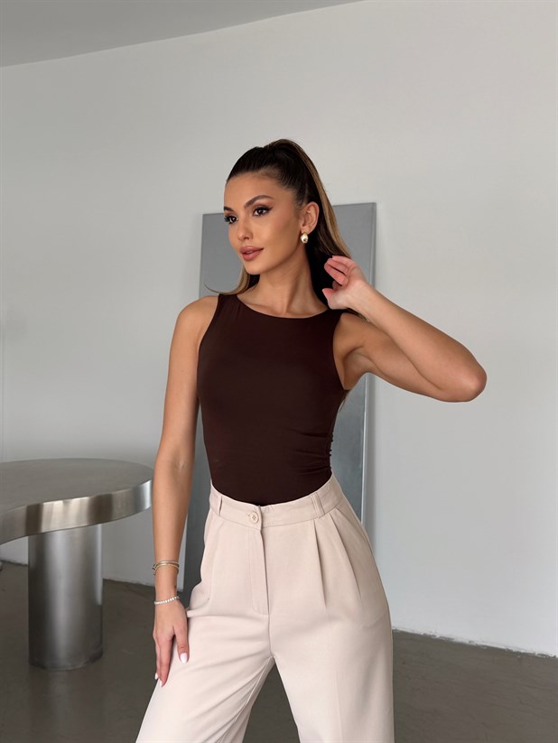 Düz Yaka Sıfır Kol Bluz - Kahve