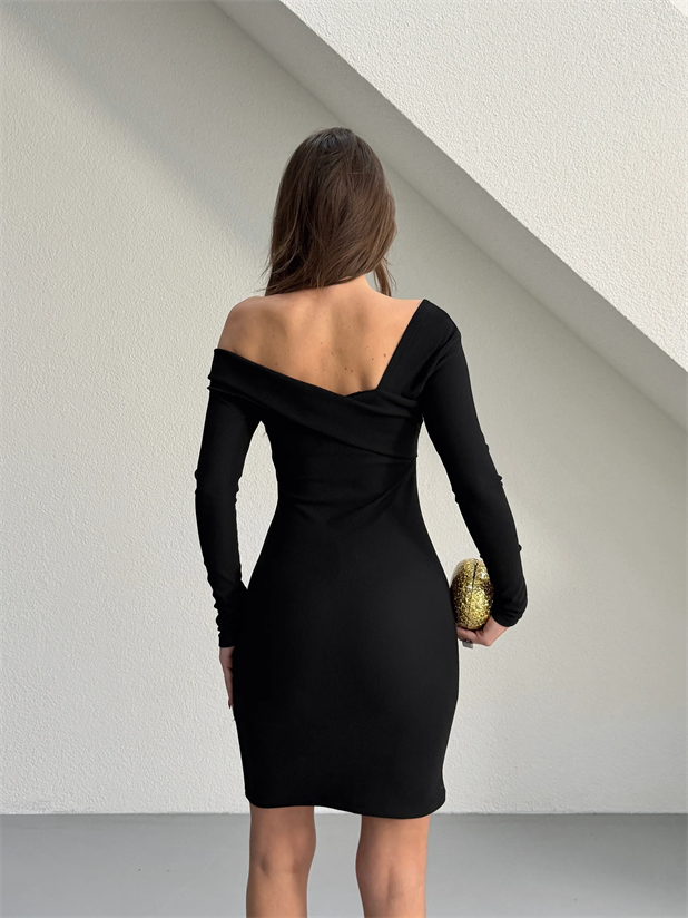 Yaka Detay Tokalı Elbise - Siyah