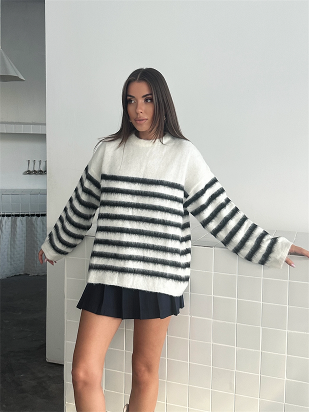 Bisiklet Yaka Çizgili Kazak - Siyah