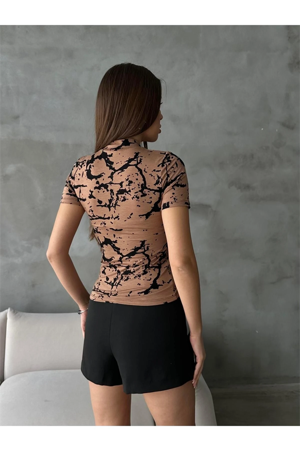 Dik Yaka Desenli Kısa Kol Bluz Vizon Batik - Vizon
