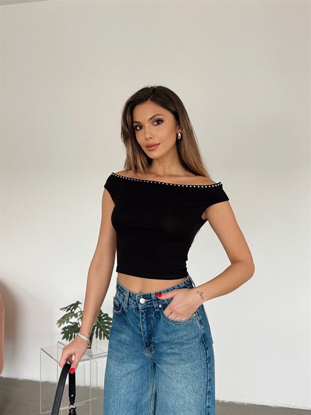 Kayık Yaka Zımbalı Crop Bluz - Siyah