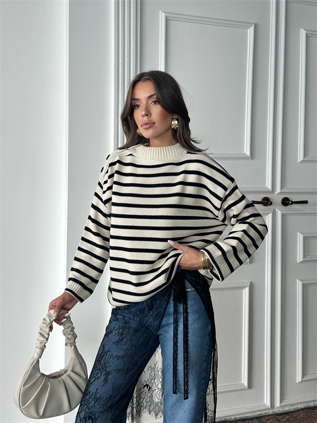 Omzu Düğme Detay Çizgili Kazak - Beyaz