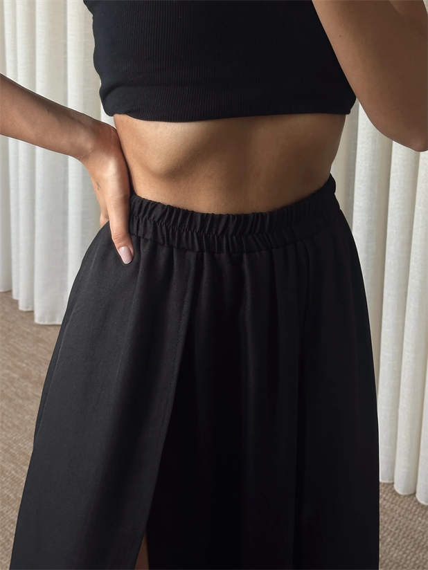 İçi Şortlu Derin Yırtmaç Maxi Etek - Siyah