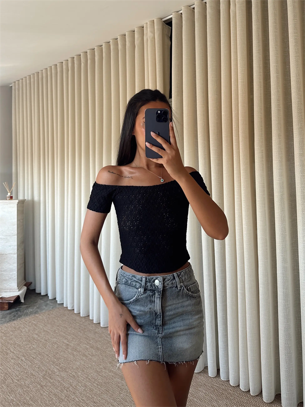 Güpürlü Madonna Yaka Bluz - Siyah