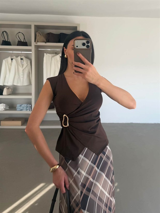 Kruvaze Yaka Tokalı Bluz - Kahve