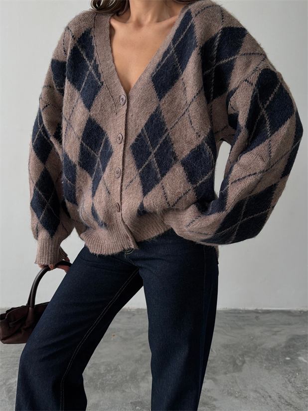 V Yaka Baklava Desenli Düğmeli Hırka - Vizon