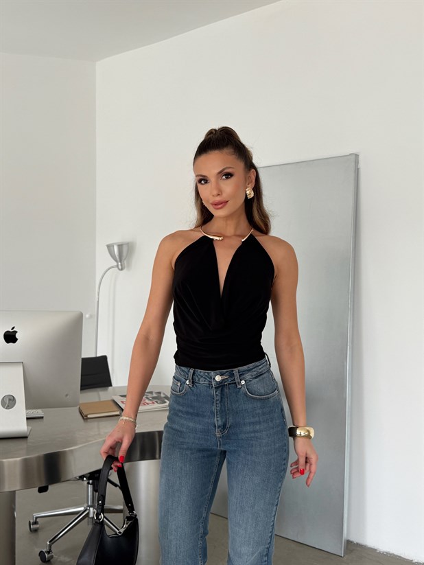 Aksesuarlı Degaje Yaka Bluz - Siyah