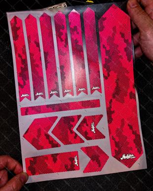 BCY35 Reflektif Koruyucu Sticker Seti Petek Kamuflaj Desen Kirmizi Siyah