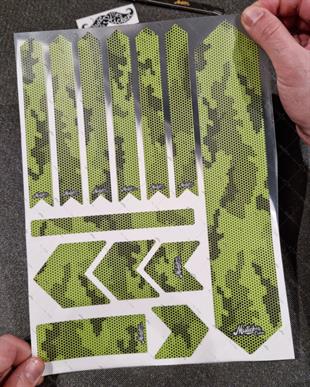 BCY37 Reflektif Koruyucu Sticker Seti Petek Kamuflaj Desen Yesil Siyah