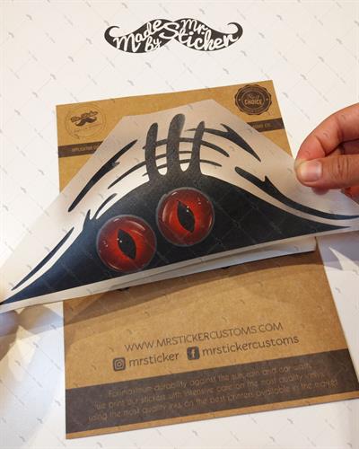 CAR13 Yari Reflektif Bagajdan Bakan Kirmizi Canavar Gozler Etiketi