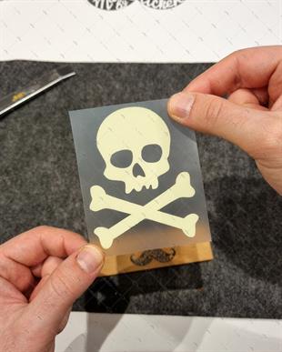 GID7 Karanlikta Parlayan Tehlike Etiketi