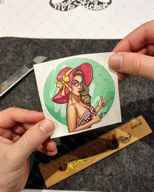 PNP56 Pembe Şapkalı Pinup Kızı