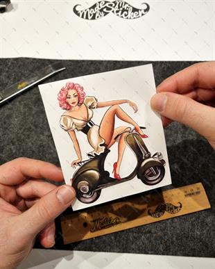 PNP61 Scooterlı Pinup Kızı