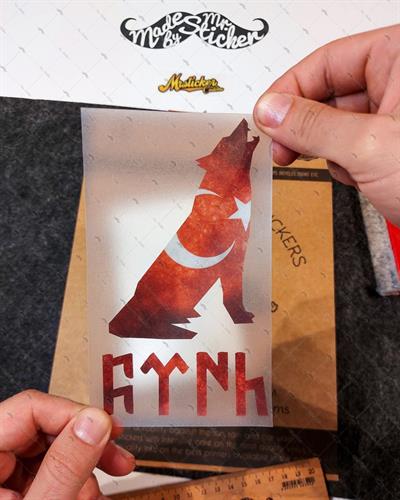 RFHLM78 Reflektif Uluyan Kurt Etiketi Gokturkce Turk Yazisi Ile