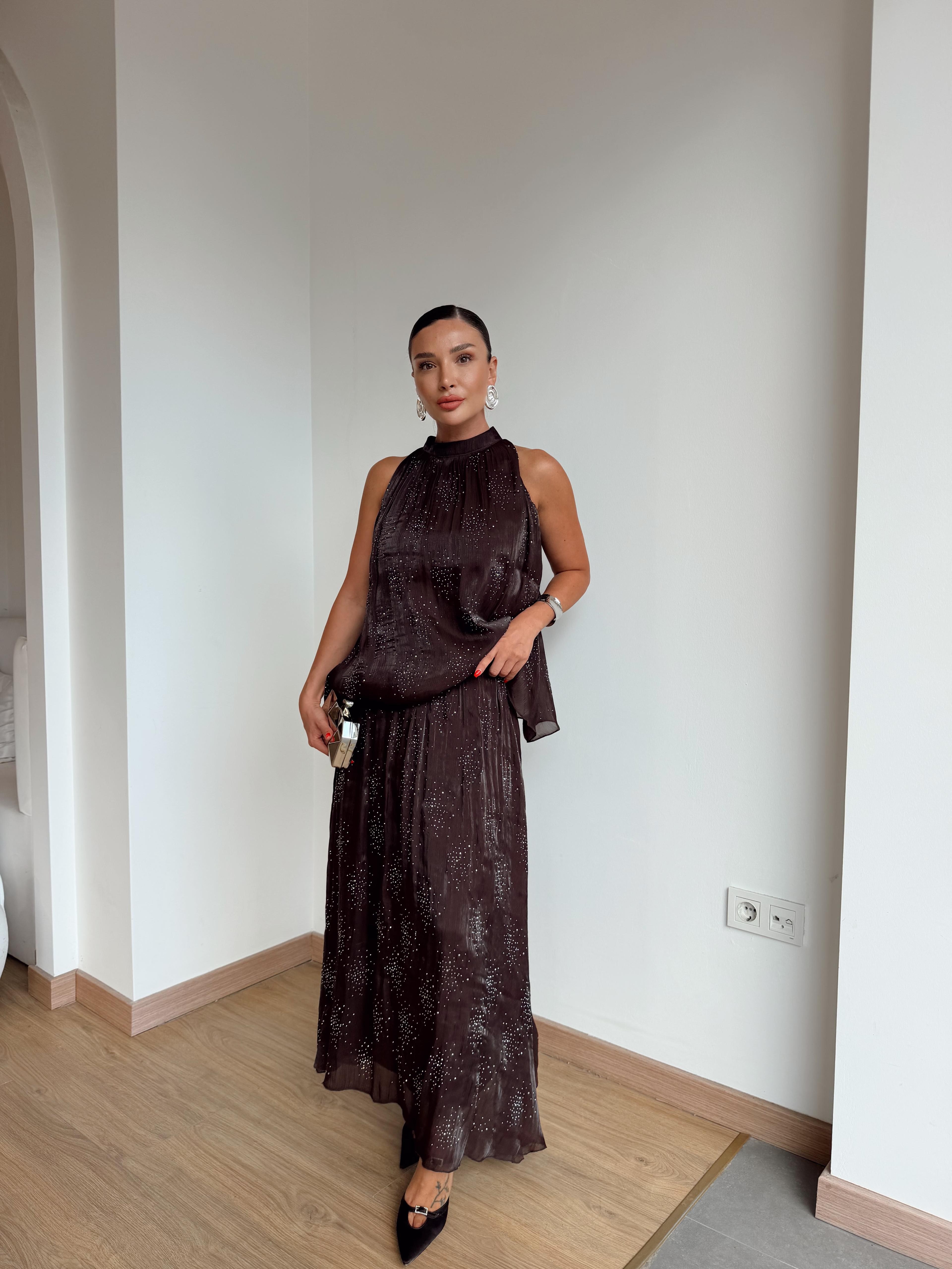 Saten Taş Baskılı Bluz Etek Takım Kahverengi · 2