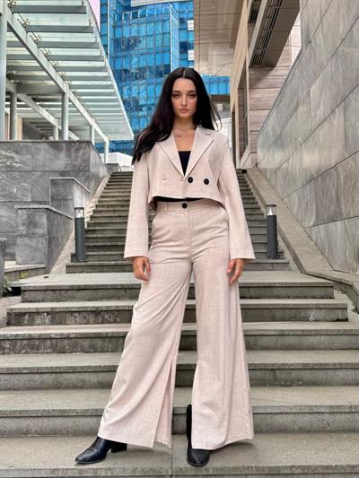 SASY Kadın Bej Rengi Kısa Crop Blazer ve Yırtmaç Detaylı Pantolon Alt Üst Takım