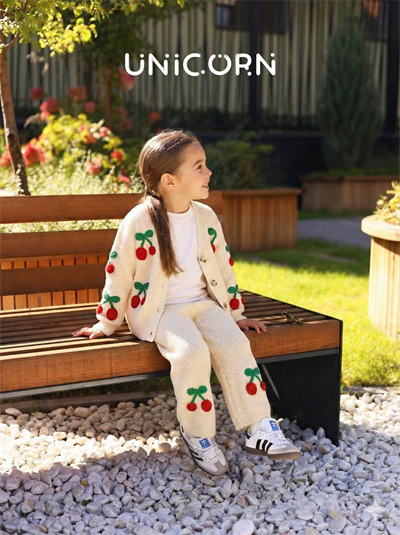Unicorn Kız Çocuk Ekru Kiraz Nakış Detaylı V Yaka Triko Hırka Alt Takım