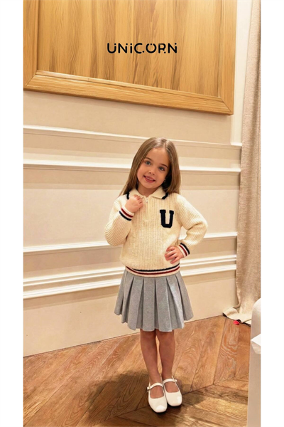 Unicorn Kız Çocuk Ekru Kolej Stil Logolu Fermuarlı Hırka ve Gri Pileli Etek Takım