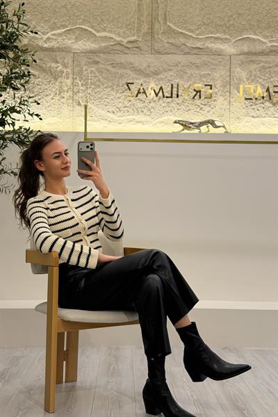 Siyah Çizgili Örgü Hırka