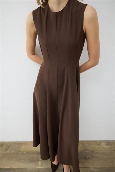 ALIZA CREPE SLEEVELESS FITTED DRESS BROWN