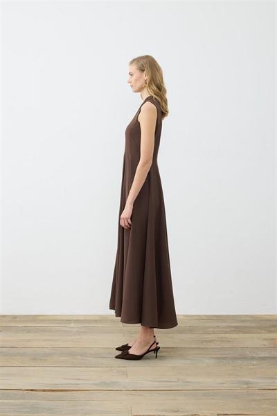 ALIZA CREPE SLEEVELESS FITTED DRESS BROWN