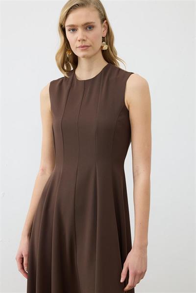ALIZA CREPE SLEEVELESS FITTED DRESS BROWN