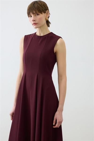 ALIZA CREPE SLEEVELESS FITTED DRESS BURGUNDY