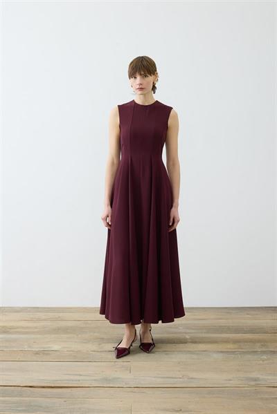 ALIZA CREPE SLEEVELESS FITTED DRESS BURGUNDY