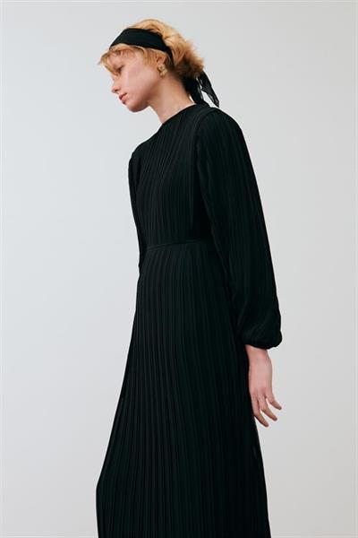 DUE CHIFFON PLEATED DRESS BLACK