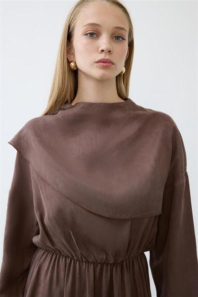 ELVA WASHED SILK SCARF DETAILED DRESS BROWN